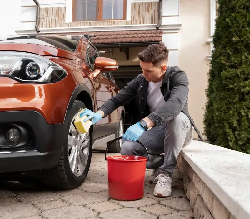 Lavage auto à domicile Port : professionnel intervenant sur un véhicule
